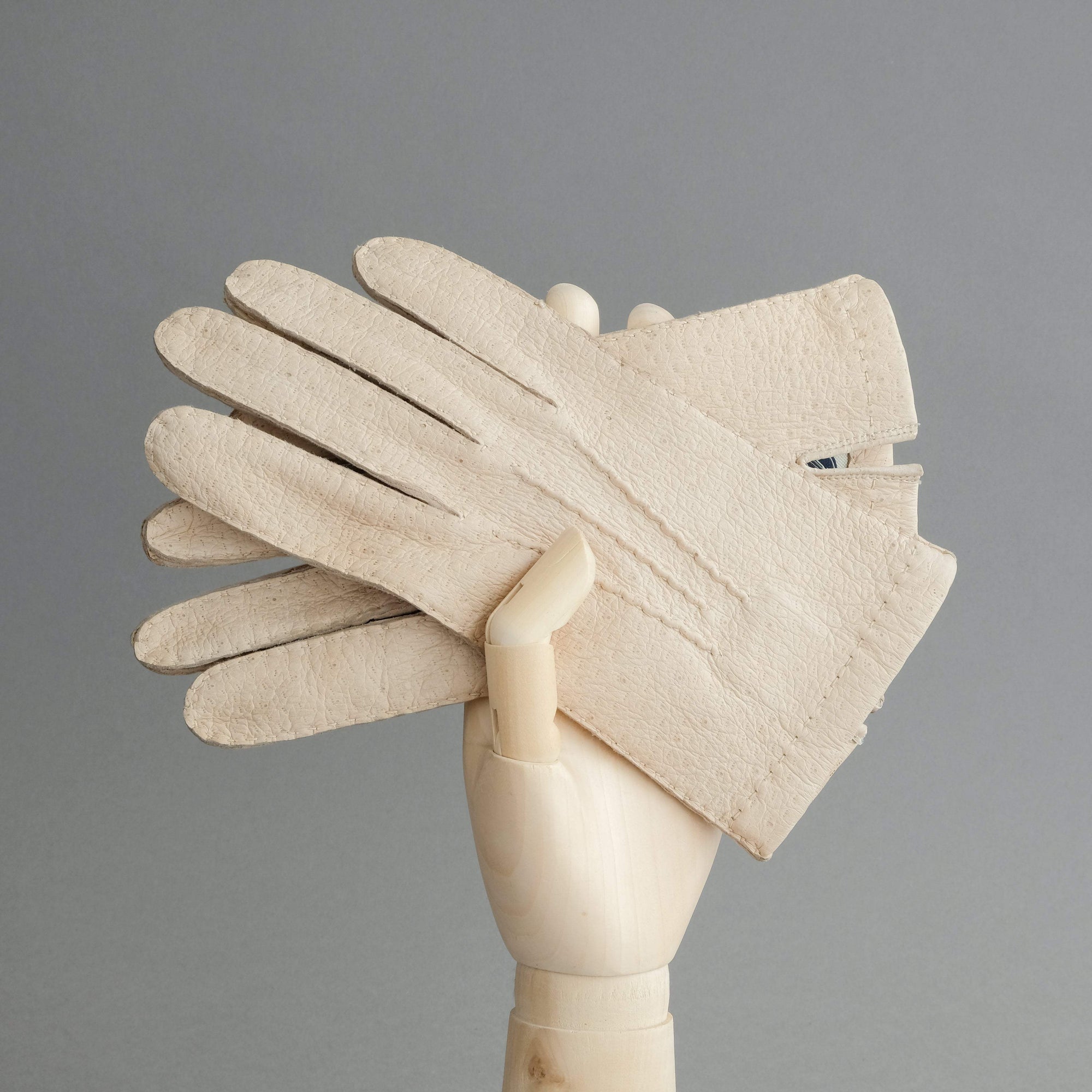 Gentlemen&#39;s Unlined Gloves from Beige Peccary - TR Handschuhe Wien - Thomas Riemer Handmade Gloves